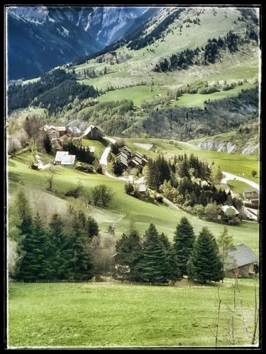 vue splendide montagnes centre village pieds des pistes et remontées Mécaniques