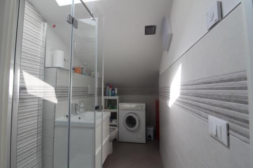 Two-Bedroom House image 4