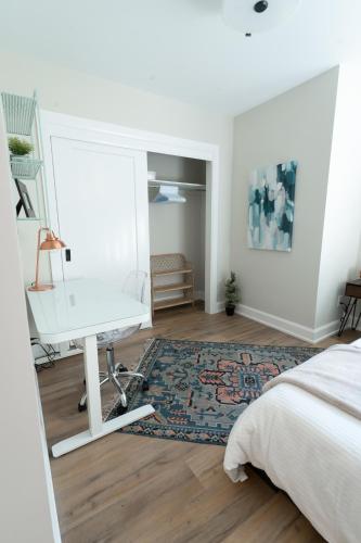 Studio Apartment with Queen Bed image 6