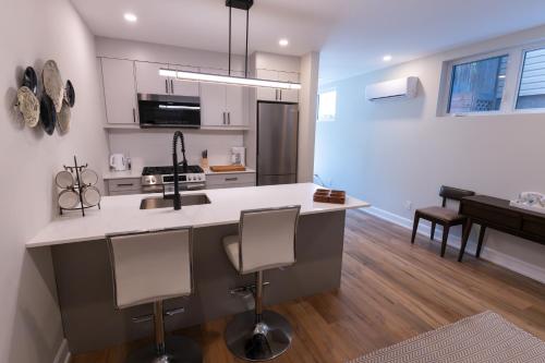 Studio Apartment with Queen Bed image 5