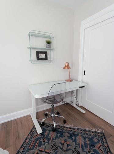 Studio Apartment with Queen Bed image 1