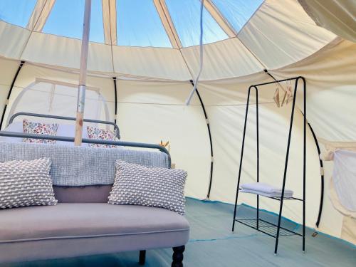 Luxury Stargazing Glamping - Seren Hardd with Hot Tub