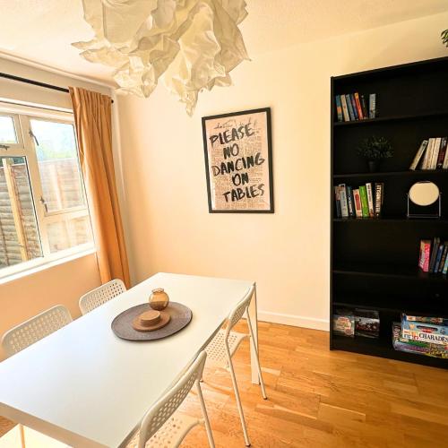 Newly refurbished 2 bed in Thame in 泰姆