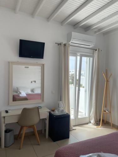 Double Room with Balcony and Sea View image 3