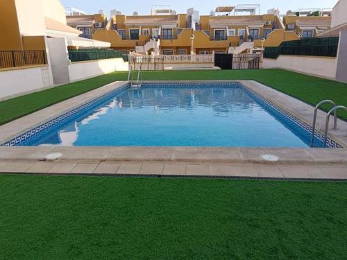 APARTAMENTO CON TERRAZA 50M2，500M A LA PLAYA in Arenales Del Sol