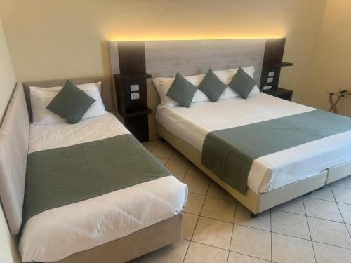 1 queen bed, 1 twin bed