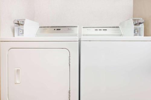 Super 8 by Wyndham Evansville North - image 10