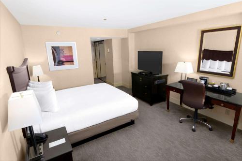 One King Bed room in Hilton Parc 55
