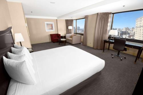 Junior King Suite with Seating Area image 2