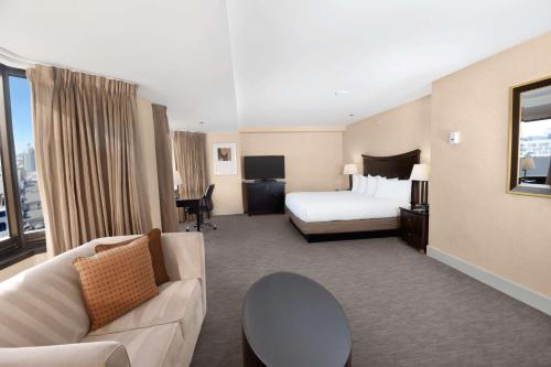 Junior King Suite with Seating Area image 3