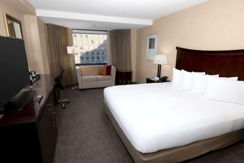 One King Bed image 3