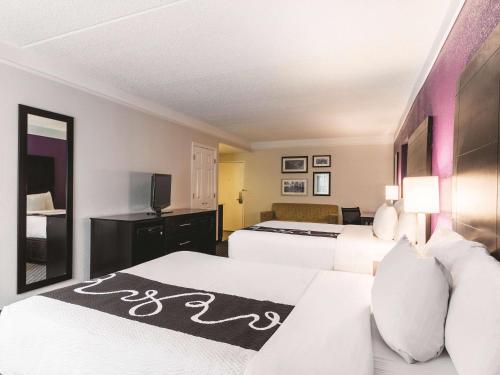 2 Double Beds, Mobility/Hearing Accessible Room, Tub w/ Grab Bars, Non-Smoking image 2