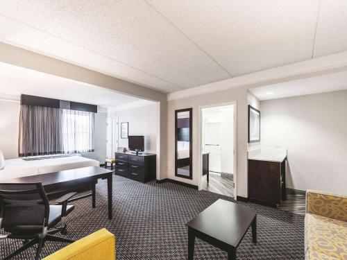 King Studio Suite - Non-Smoking image 3