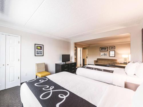 Studio Suite with Two Double Beds - Non-Smoking image 2