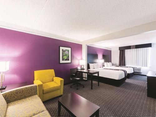 Studio Suite with Two Double Beds - Non-Smoking image 4