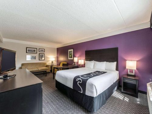 King Room with Bath Tub - Mobility/Hearing Accessible - Non-Smoking image 3