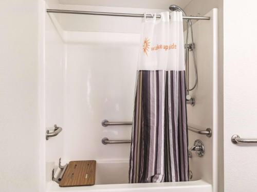 King Room with Bath Tub - Mobility/Hearing Accessible - Non-Smoking room in La Quinta Inn & Suites by Wyndham San Antonio Downtown