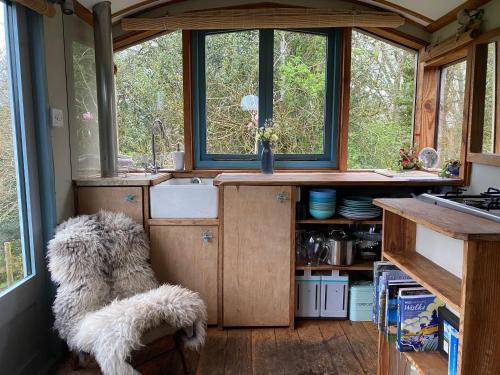 廚房, Tree house and shepherds hut & Hot Tub in 阿什伯頓