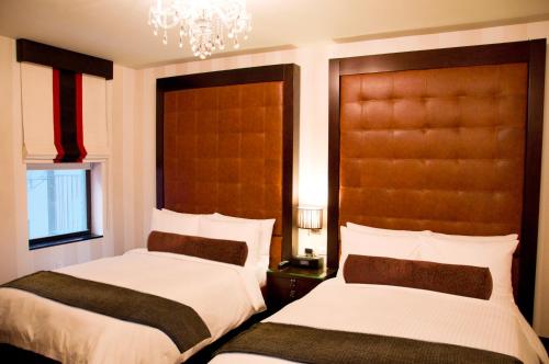 Deluxe Room with Two Double Beds image 5