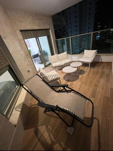 阳台/露台, Sunset suite - step from the beach in 艾殊科隆