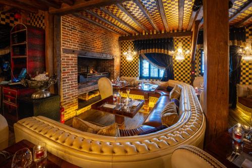 ห้องอาหาร, เครซีแบร์ โฮเต็ล เบคอนฟิลด์ (Crazy Bear Hotel Beaconsfield) in เบรคคอนสไฟล์