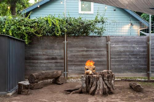 Amazing Backyard in Lively Area - BBQ & Firepit in Austin, USA