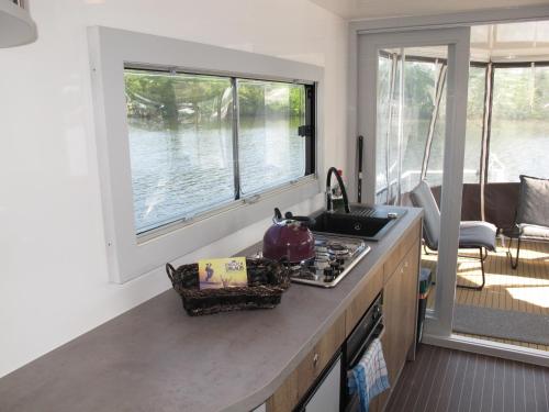 Hausboot MAX by fewo-plan HENN101 in เฮนนิจสดอร์ฟ