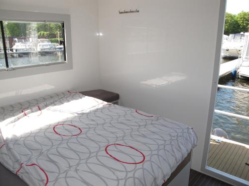 Hausboot MAX by fewo-plan HENN101 Hausboot MAX by fewo-plan HENN101