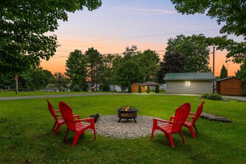 Luxury 3BR Cabin with Patio FirePit and BBQ