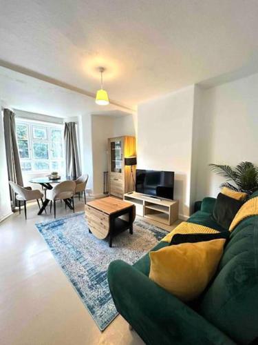 2 BDR flat w/balcony White City near Westfield