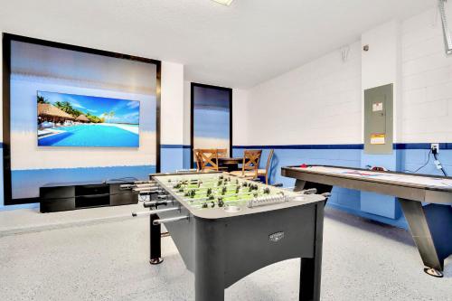 Stunning 9BR Home - Family Resort with Private Pool, Hot Tub, Games room and BBQ! thumb 2