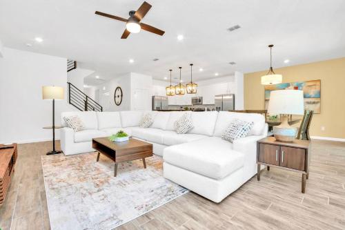 Stunning 9BR Home - Family Resort with Private Pool, Hot Tub, Games room and BBQ! thumb 3