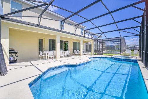 Stunning 9BR Home - Family Resort with Private Pool, Hot Tub, Games room and BBQ! thumb 4