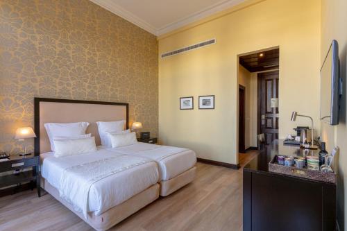 Premium Twin Room image 3