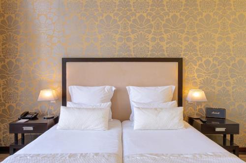 Premium Twin Room image 2