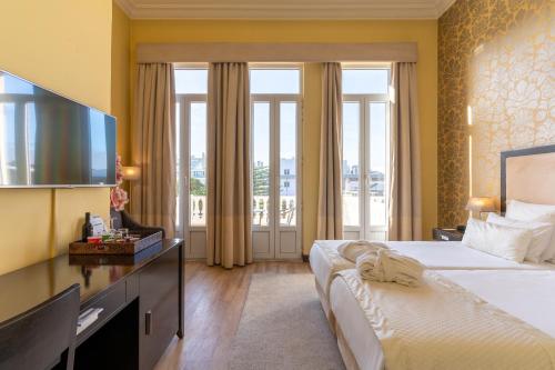 Premium Twin Room image 4