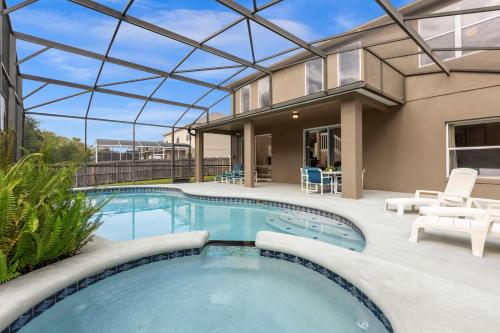 Upstay - Pet Friendly 6BR Home with Pool Hot Tub in Kissimmee, USA