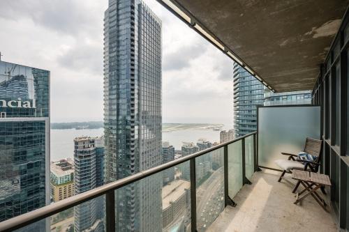 1BR Luxury Condo - Downtown Toronto near สวนสนุกเซ็นเตอวิล