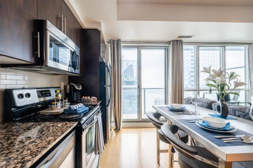 1BR Luxury Condo - Downtown Toronto near สวนสนุกเซ็นเตอวิล