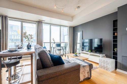 1BR Luxury Condo - Downtown Toronto near สวนสนุกเซ็นเตอวิล