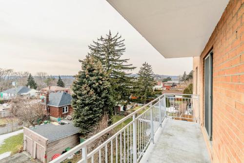 Vista exterior, Glenview West Apartment w Patio - Near Downtown in Hamilton (ON)