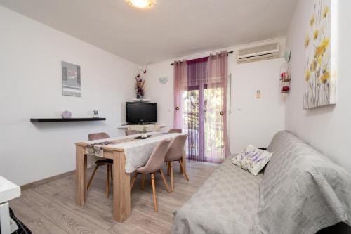 2 bedrooms, 3 beds