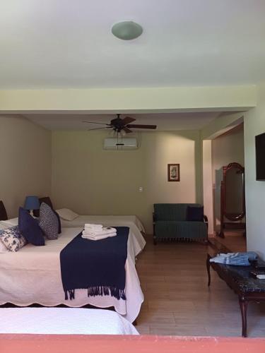 1 double bed, 2 twin beds