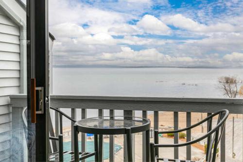 ♚ Gorgeous Sunset Views ♚ @ The Shores Lake View ☀ Condo in Acme (MI)
