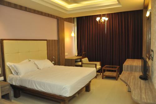 Panaji Residency Stop at Panaji Residency to discover the wonders of Goa. The property offers a wide range of amenities and perks to ensure you have a great time. Service-minded staff will welcome and guide you at Pan