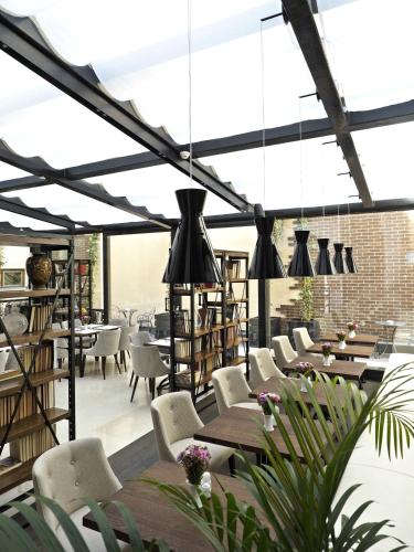 Envoy Hotel - image 10