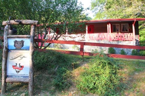 Hare Pin Inn: w/ fenced yard, Clyde