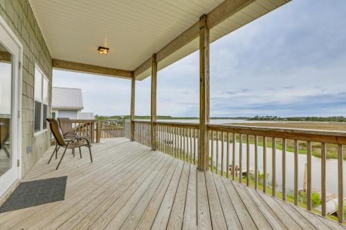 . Family-Friendly Waterfront Oasis: 7 Miles to Beach