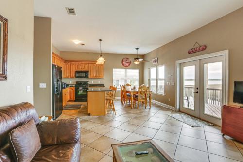 Family-Friendly Waterfront Oasis 7 Miles to Beach in Perkins