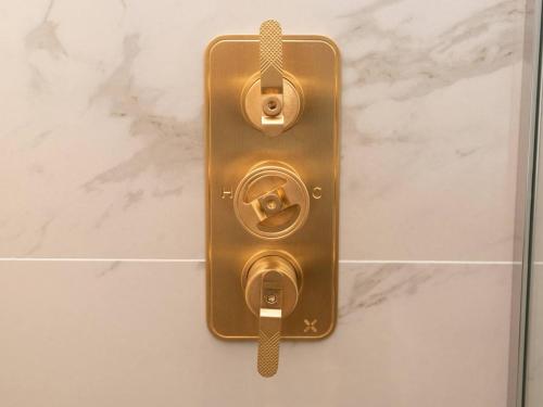 Pass the Keys A Vibrant Characterful Mews House with Air Con - image 7